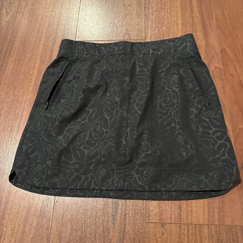 Orvis Woman's Skort Skirt Size Small Black Rose Embossed Print Zippered Pockets